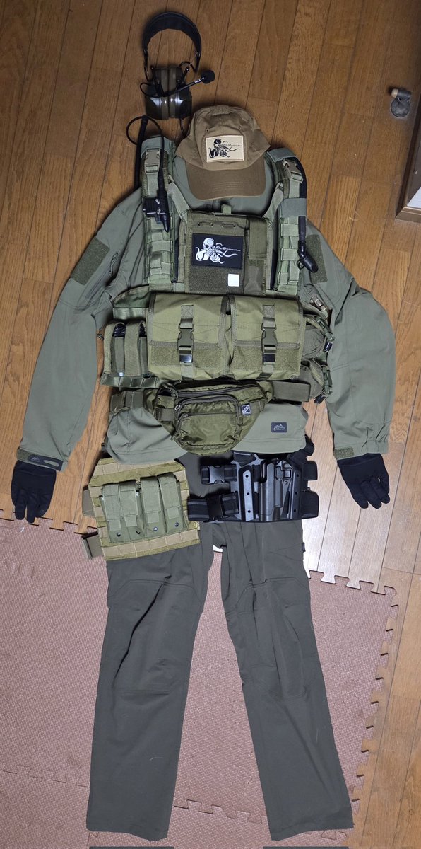cli1bJX0uM95902's tweet image. #MetalGearSolid4 #MGS4
#MetalGearSolid #MGS 
#メタルギアソリッド #メタギア
ピューブルアルメマン装備全体的に形にはなったかな。ズボンはTANとODの2タイプで。
ホルスターはサファリランドが見つからないのでブラックホークで代用したのとレッグパネルもODがなかったんでカーキで代用.....。