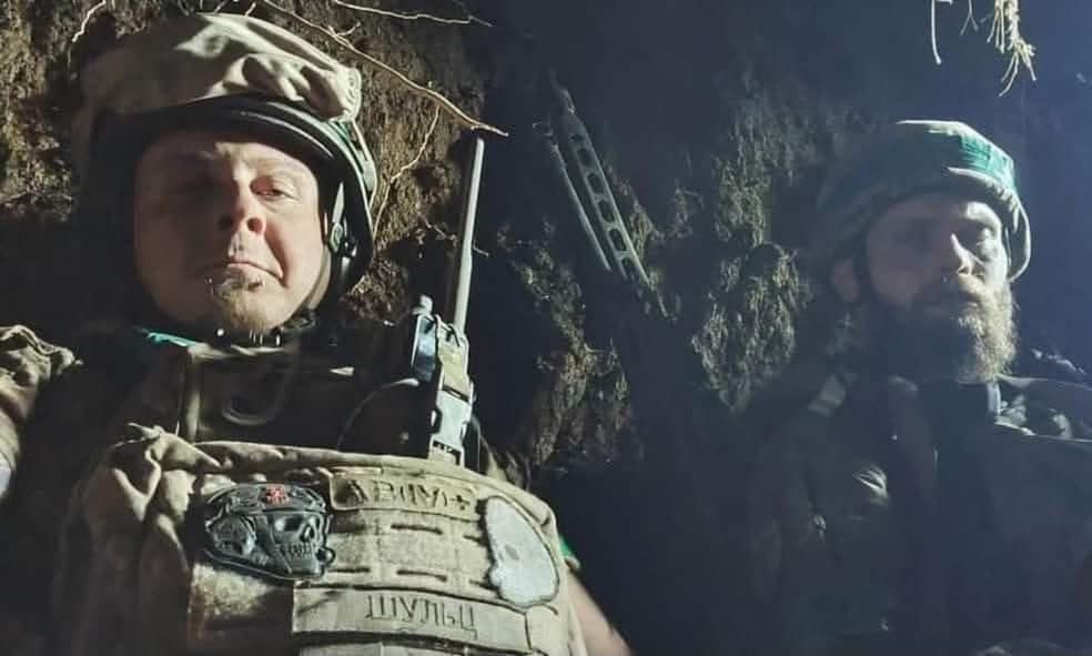 Це їх останнє фото.

Два роки тому в цей день загинули найкращі люди країни - Сергій «Зима» та Іван «Шульц». Згадайте сьогодні про них.
Ця втрата болітиме нам все життя.