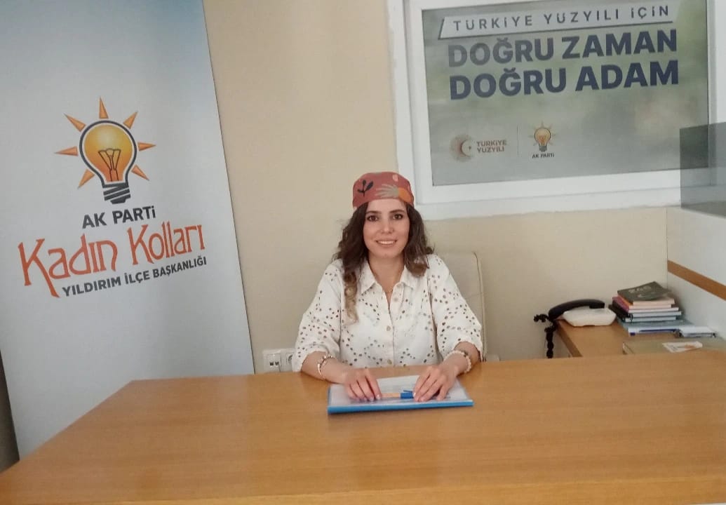 #YıldırımİçinCanlaBaşla düsturuyla İlçe Kadın Kolları olarak siz değerli vatandaşlarımızın taleplerine cevap vermek için 12.00-17.00 saatleri arası İlçemizde nöbetteyiz.

Bugünkü nöbetçimiz İlçe Kadın Kolları Teşkilat Başkan Yardımcımız Sn.Nagehan Şaşmazer.