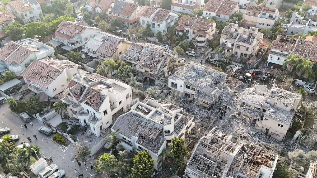 Marchfoward's tweet photo. Associated Press mengambil gambar kemusnahan akibat serangan Iran ke atas Israel di Tel Aviv pagi tadi https://t.co/oiFPh3zXoS