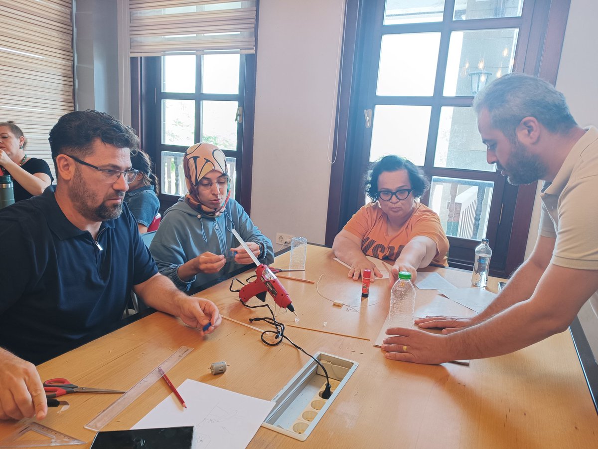 İskenderun'da STEM Yolculuğu Tamamlandı! İskenderun İlçe Millî Eğitim Müdürlüğü öğretmenlerine yönelik düzenlediğimiz mahallî hizmet içi STEM eğitiminin sonuna geldik.
#payastemgeleceğikurgular #payastem #STEMEğitimi #İskenderun #PayasSTEM #HizmetiçiEğitim #ÖğretmenGelişimi