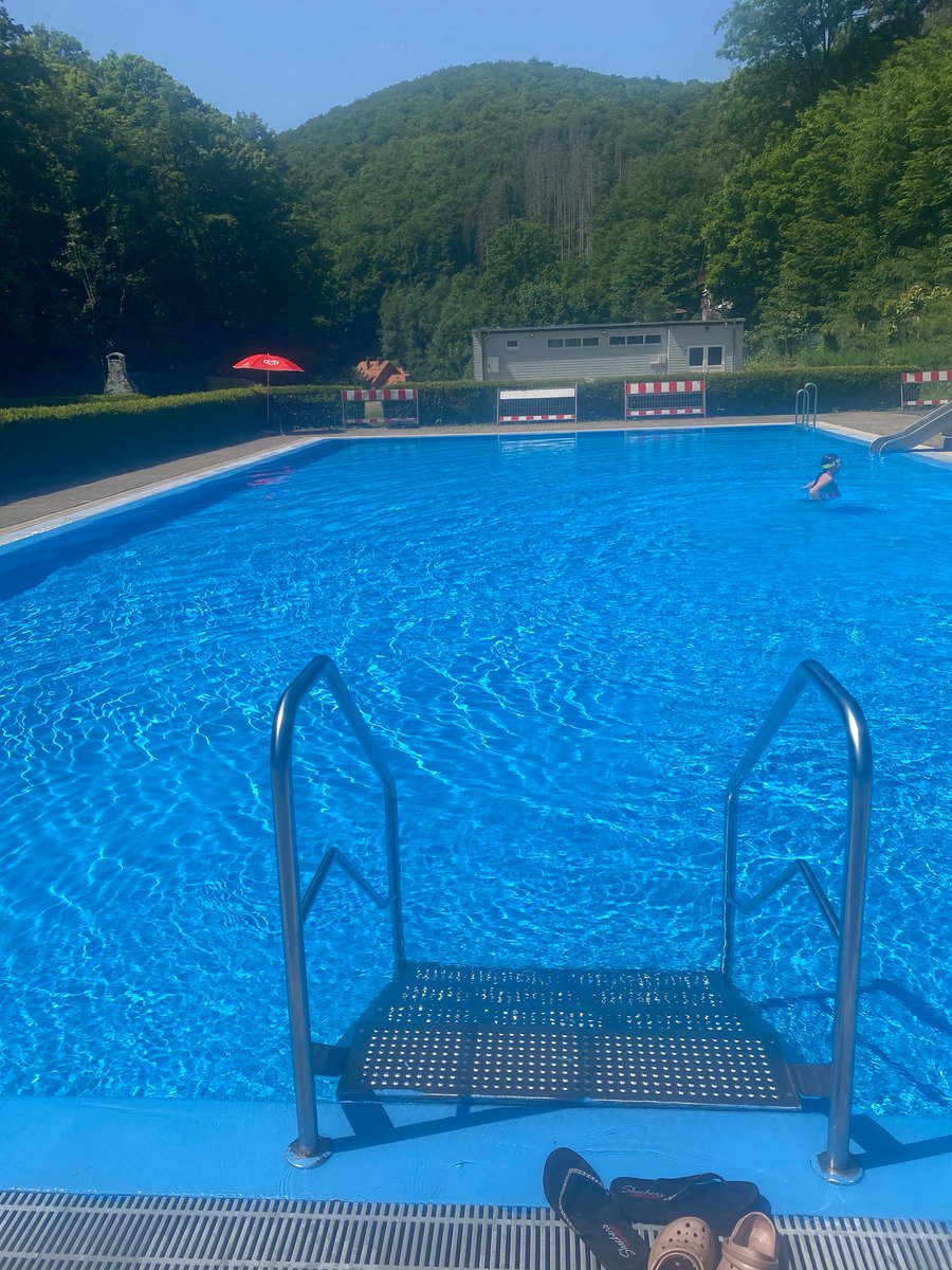 campinglonau's tweet image. Wir warten auf Euch, das #Schwimmbad 🏊‍♀️ ist gefüllt, die #Wassertemperatur beträgt 20,5 Grad und wem die Abkühlung noch nicht langt, der bekommt am Imbiss noch ein schönes #Eis 🍦oder ein kühles Blondes 🍻