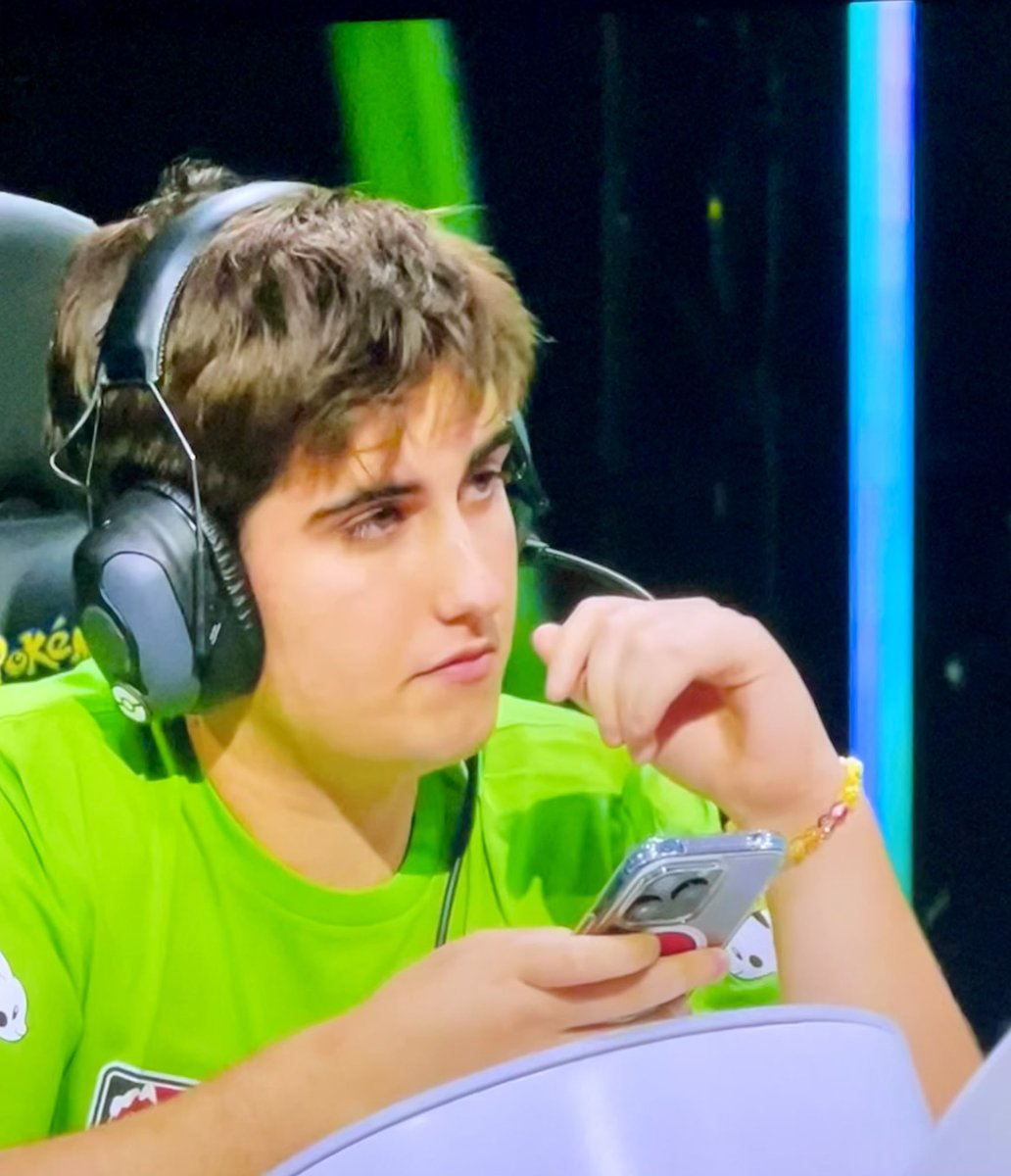 Setting the alarm for 4:30am for when one of Australia’s newest PvP stars  <a href="/TheyLuvJy/">Jy Heath</a> competes in Day 2 of NAIC 🙌🏼🎉
So thrilled to see the Aussies rocking their trainer bracelets made especially for them by my 10yo daughter 🥰🥹 #PlayPokemon