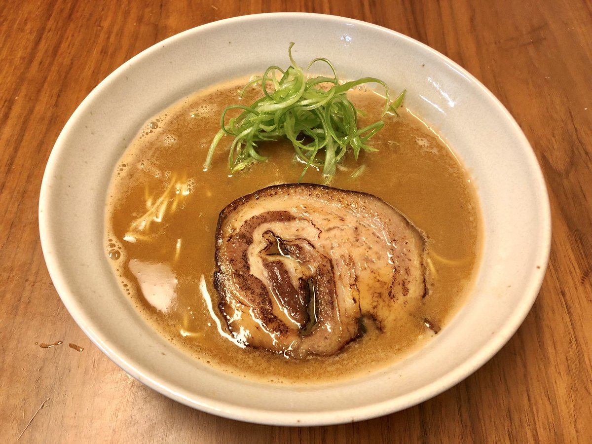 海老白湯ラーメン

小麦農家の従兄弟に変わり種を作って欲しいとリクエストいただき作ってみました。

手羽ガラの白湯に甘海老を合わせてます。

麺を食べた後にごはんとチーズを入れると海老リゾットに(^-^)

#自作ラーメン研究会