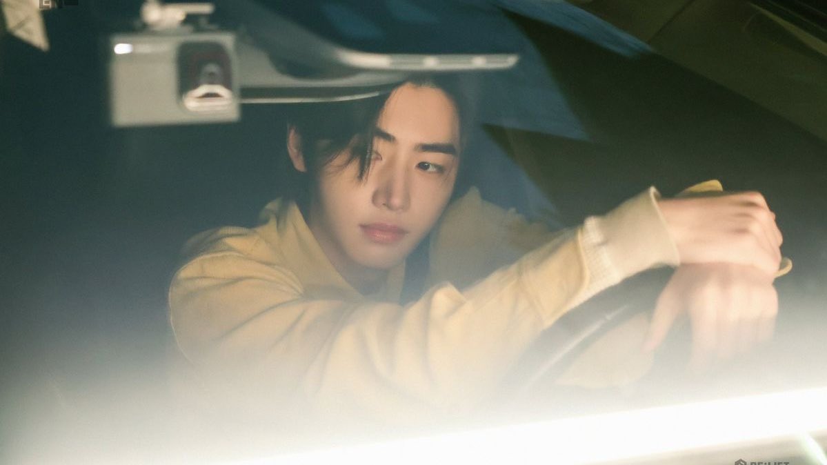 devouraid's tweet image. to let a good thing die, 
a #sungwon au

when the resident on duty is your ex of 6 years—the one you broke up with because you prioritized your studies.