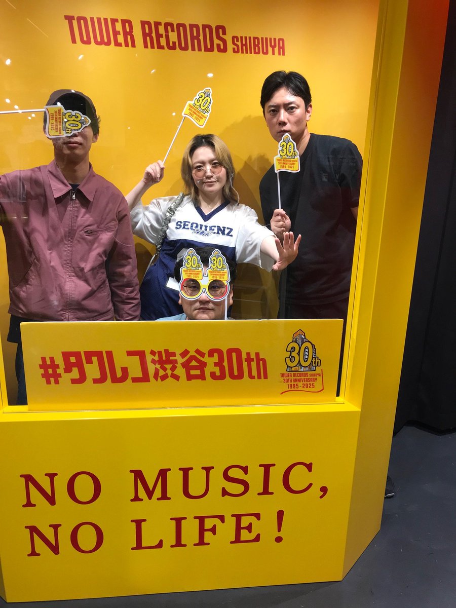 【＃タワ渋訪店】
関西発ポスト・トリップホップ・バンド！
TAMIW！
バンドとしては2年ぶりとなるアルバム『Farewell Party』
好評発売中！
コメントとサインをいただきました！
ありがとうございます！
3Fで取り扱い中です！
（かつお）