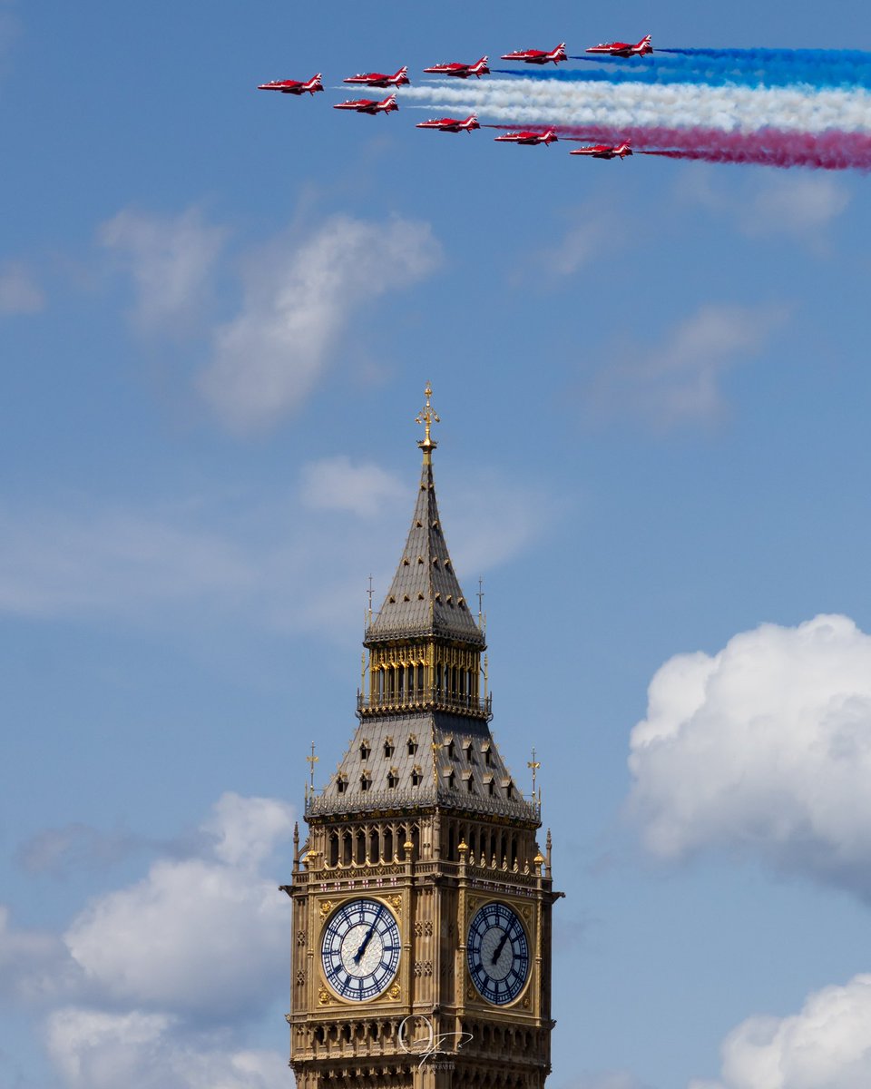 𝗧𝗿𝗼𝗼𝗽𝗶𝗻𝗴 𝗧𝗵𝗲 𝗖𝗼𝗹𝗼𝘂𝗿 𝟮𝟬𝟮𝟱 🇬🇧🔴⚪️🔵

Red White &amp; Blue Smoke Streaming Across The Blue Skies Over London As Red Arrows Fly Over Big Ben To Close Trooping The Colour 2025 ✈️🙌🔴⚪️🔵

<a href="/rafredarrows/">Red Arrows</a> | <a href="/RoyalAirForce/">Royal Air Force</a> | <a href="/visitlondon/">Visit London</a> 

#redarrows #theredarrows
