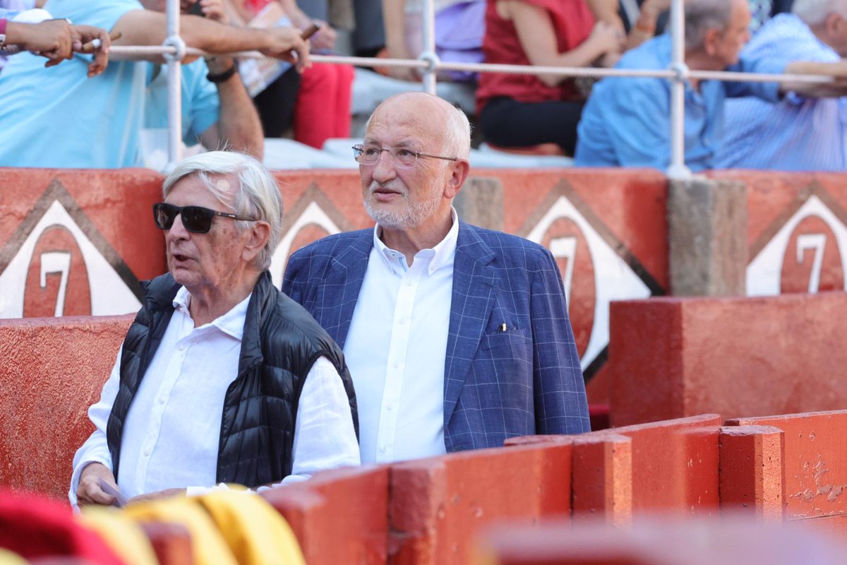 Mercadona ha despedido a una trabajadora por atender en catalán. Su dueño es Juan Roig, la 3ª fortuna de España con un patrimonio de 7.000M€. Aparece en la 'caja B' del PP con pagos a Bárcenas, financió la fundación FAES de Aznar y ha acudido a manifestaciones ultraderechistas.