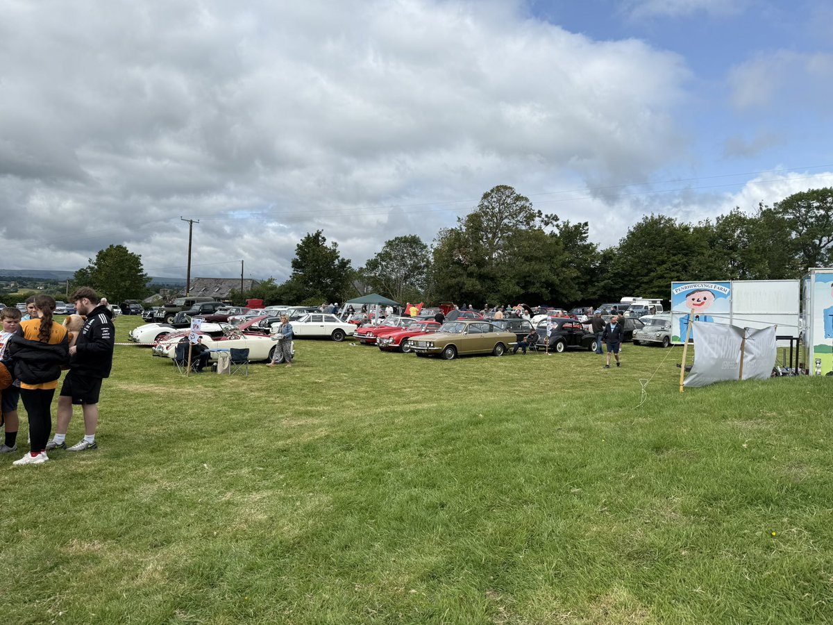 monmasons's tweet image. ….and we’re off. Monmouthshire Classic and Vintage Vehicle Show. Suns out ☀️come and visit us. #familyfun #food #stalls #cars #trucks #bikes #HogsHead