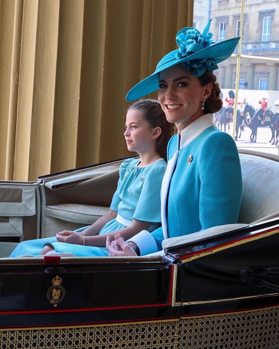 UKRoyalNews's tweet photo. Mother and daughter in matching outfits! Princess of Wales with Princess Charlotte.  #TroopingTheColour 

📷 Andrew Parsons @KensingtonRoyal https://t.co/JUbI23CEka