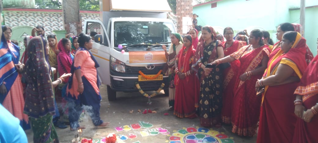 biridiblock's tweet photo. ସରକାରଙ୍କ ଦ୍ୱାରା କାର୍ଯ୍ୟକାରୀ ହେଉଥିବା ଯୋଜନାଗୁଡ଼ିକ ସମ୍ବନ୍ଧରେ ରାଜ୍ୟବାସୀଙ୍କୁ ଅବଗତ କରିବା ସହ ଅପହଞ୍ଚ ଅଞ୍ଚଳରେ ରହୁଥିବା ଲୋକଙ୍କ ପାଖରେ ସରକାରୀ ଯୋଜନାର ସୁଫଳ ତଥା ବିଭିନ୍ନ ଜନକଲ୍ୟାଣକାରୀ ସେବାଗୁଡ଼ିକୁ ଉପଲବ୍ଧ କରିବା ପାଇଁ  ଗଡୁଛି 'ବିକାଶ ବାହନ'।  Movement of Bikash Vahan in different GPs under Biridi Block https://t.co/Hbkvh3imKx