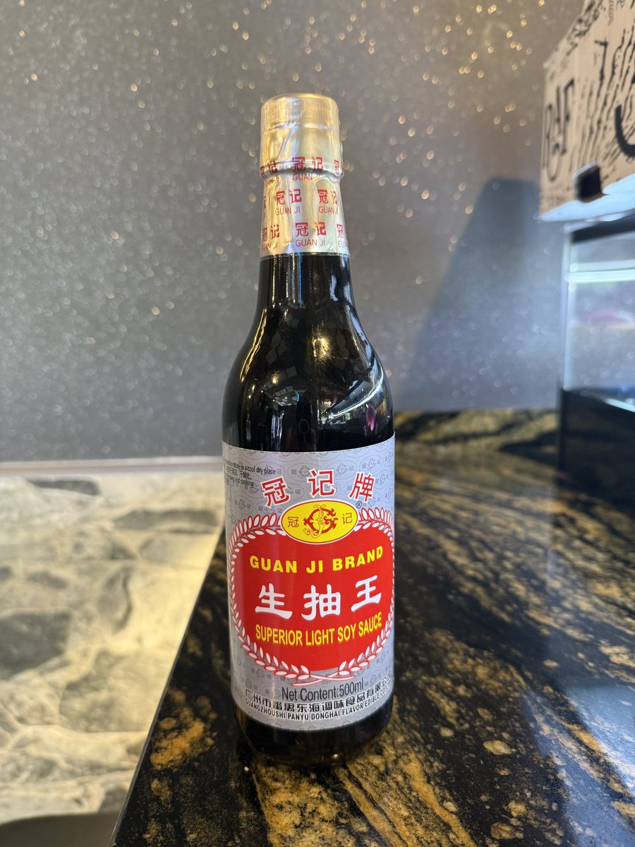 rcalerolopez's tweet photo. COLMADO ORIENTAL. 

he entrado y he pedido salsa de soja. Me ha dado esta botella diciéndome que es la mejor de su país. NI LO DUDO, pero no sé qué le echaré a mi arroz hoy. https://t.co/EEFGO6xqZI