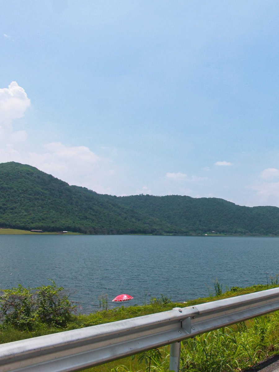 JunjiSuthala's tweet photo. “ที่นี่เหมาะกับคนอยาก ‘หนีเมือง’ แบบไม่ต้องหนีไกล!
🏞️ อ่างเก็บน้ำมวกเหล็ก บรรยากาศดีจัด ลมตีหน้าแรงมาก
🌲 แถมวิวเขา 360°  นี่คือจุดเช็คอินสายชิล วิวภูเขาล้อมน้ำ บรรยา���าศ
#อ่างเก็บน้ำมวกเหล็ก #สระบุรี #ที่เที่ยวสระบุรี https://t.co/IzcJ28YOvM
