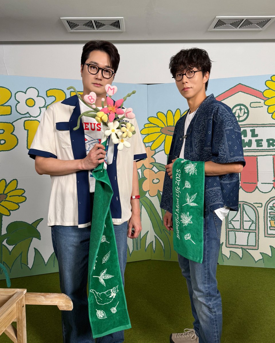 pptnzexpress's tweet photo. 페퍼톤스 in <Beautiful Mint Life 2025>

뷰민라에서 관객분들과 함께해서 좋은데 딱 좋은데~🤗

🎼SET LIST

01. New Hippie Generation
02. 불쑥
03. Shine
04. 긴 여행의 끝
05. Freshman
06. 몰라요
07. 청춘
08. FAST
09. 라이더스
10. 행운을 빌어요
11. 21세기의 어떤 날

@pptnznoshel
#페퍼톤스 #PEPPERTONES
#신재평 #이장원
#ShinJaePyung #LeeJangWon
#뷰티풀민트라이프 #BML2025