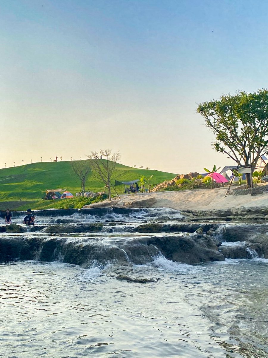 JunjiSuthala's tweet photo. คาเฟ่ในสวน…ริมลำธาร…มีเขาอยู่ไม่ไกลสายตา 🌳☕ River &amp; Field Cafe by Muaklek Camp Park คาเฟ่เล็กๆ แต่ความสุขไม่เล็กเลย มีจุดกางเต็นท์
🏞 บรรยากาศดี ⛅ นั่งในสวนเขียวๆ ลมพัดเย็นสบาย 💦 มีลำธารไหลผ่านข้างโต๊ะ นั่งแช่เท้าได้แบบไม่ต้องเขิน #มวกเหล็กแค้มป์พาร์ค #คาเฟ่มวกเหล็ก https://t.co/7laad54fqD