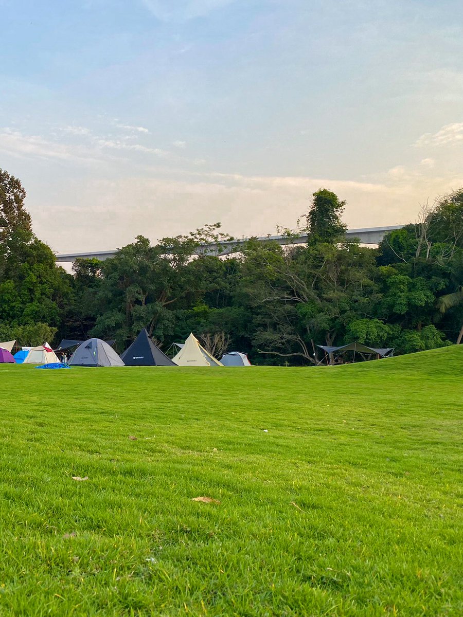 JunjiSuthala's tweet photo. คาเฟ่ในสวน…ริมลำธาร…มีเขาอยู่ไม่ไกลสายตา 🌳☕ River &amp; Field Cafe by Muaklek Camp Park คาเฟ่เล็กๆ แต่ความสุขไม่เล็กเลย มีจุดกางเต็นท์
🏞 บรรยากาศดี ⛅ นั่งในสวนเขียวๆ ลมพัดเย็นสบาย 💦 มีลำธารไหลผ่านข้างโต๊ะ นั่งแช่เท้าได้แบบไม่ต้องเขิน #มวกเหล็กแค้มป์พาร์ค #คาเฟ่มวกเหล็ก https://t.co/7laad54fqD