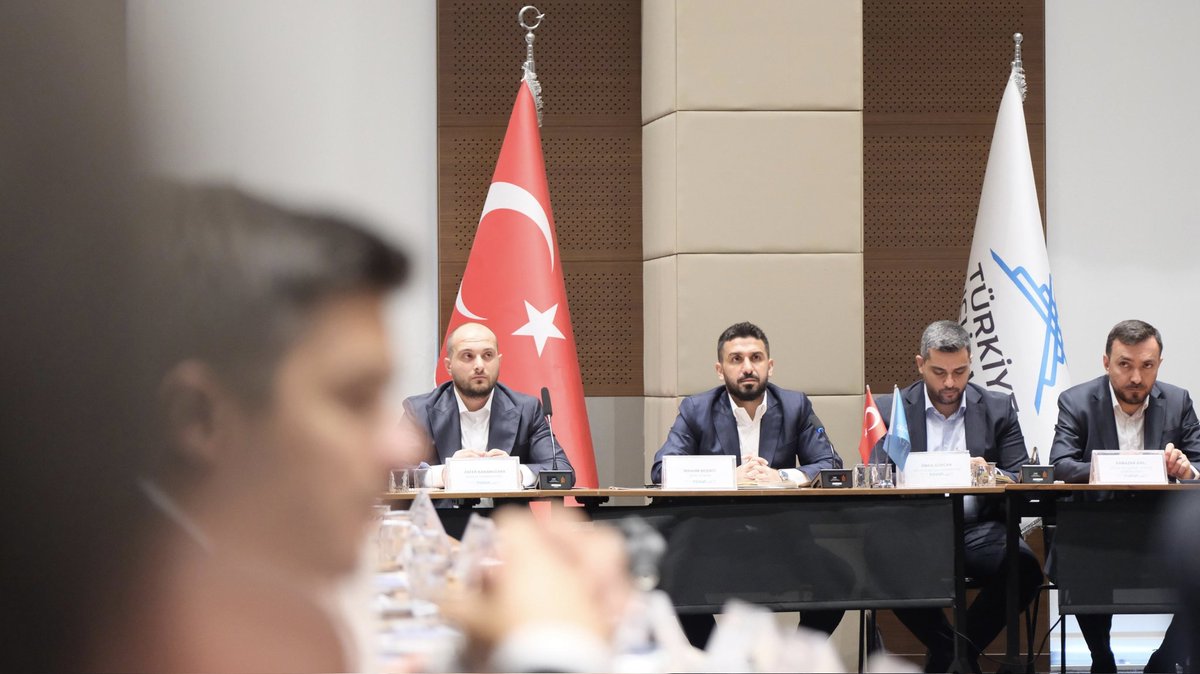 ibrahim_besinci's tweet photo. 📍84. İl Temsilcileri Toplantısı

Derdimizi ahvalimizi Anadolu'ya taşıyan, Türkiye'nin dört bir yanından gelen kardeşlerimizle bir aradayız. 

Yaz dönemi projelerimiz için heyecanlıyız; gençliğe dokunacak her işin arkasındayız!🙌🏼 https://t.co/0AvVy2jYLh