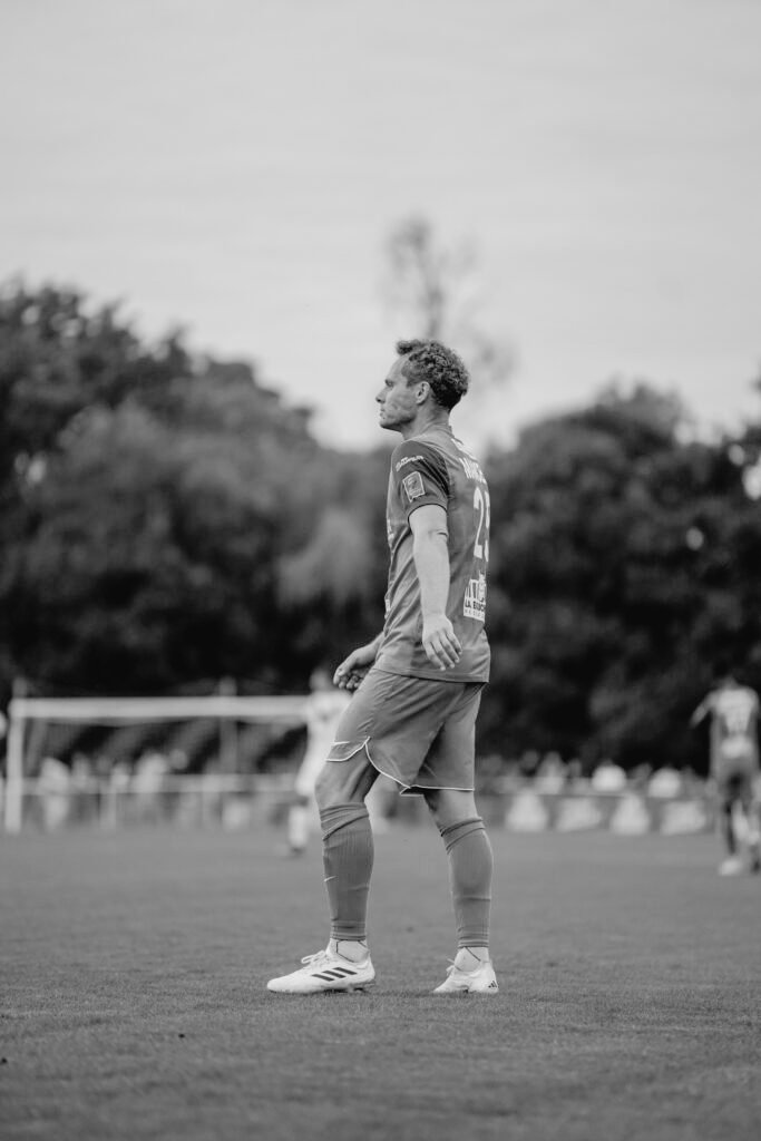 Une carrière exemplaire, marquée par la fidélité, l’humilité et l’élégance sur et en dehors du terrain. Merci d’avoir été un modèle pour de jeunes Angevins, leur montrant que le travail, le respect et l’engagement peuvent mener loin. Félicitations Vincent pour ce parcours.