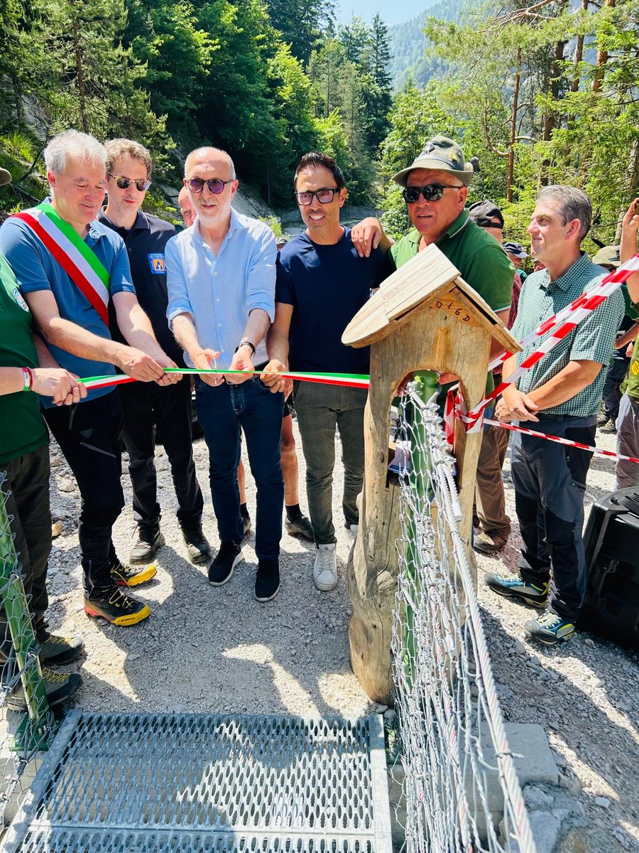 Riccardi_FVG's tweet photo. Boris Preschern, sindaco #Malborghetto, corona la sua visione. Il nuovo ponte tibetano garantisce percorsi ciclabili e pedonali per raggiungere boschi e pascoli nelle sue valli. Noi, @ProtCivReg_FVG, mettendo in sicurezza il territorio contribuiamo a tutto questo. https://t.co/ShJs91Nc07