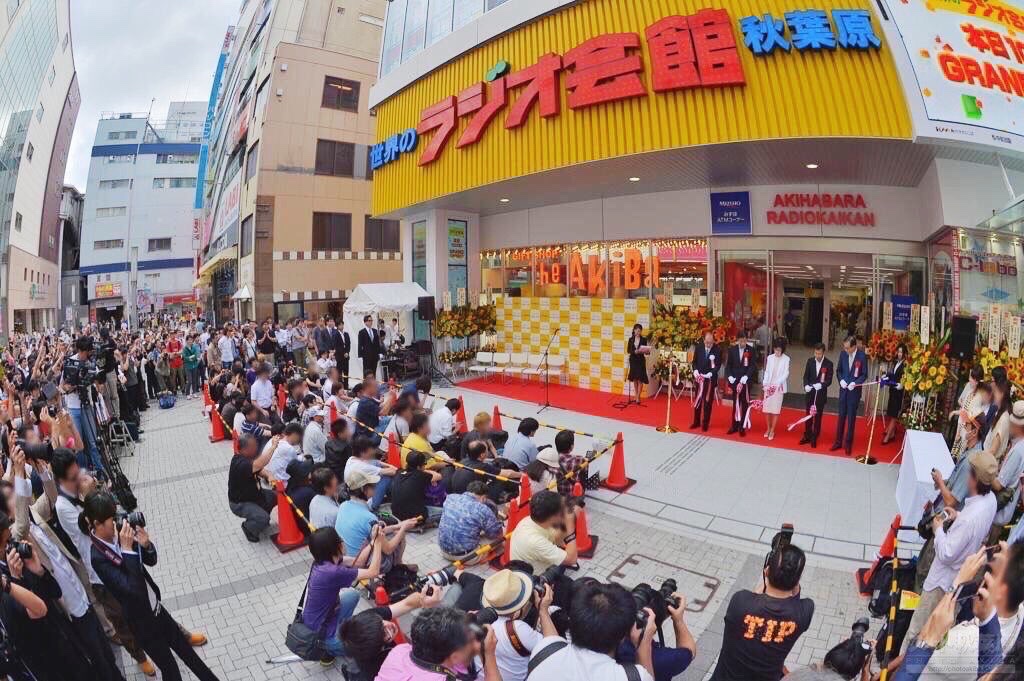 PhotoAkiba's tweet image. そういえば、ラジオ会館(現在)のオープンが2014年7月20日。今日で11年に。
2011年8月に先代のラジオ会館が閉館。3年後に新築しました。
懐かしい、昔のラジオ会館の写真はリンク先に多数(2〜4枚目は一部)
photoakiba.jp/special/radio/…