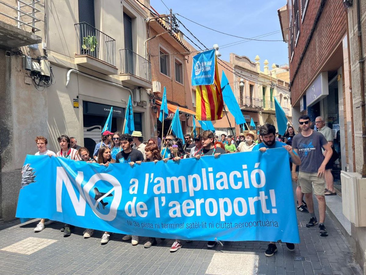 Directa (@la_directa) on Twitter photo #CRISIECOLÒGICA | El centre del Prat s'omple en primera de les mobilitzacions contra l'ampliació de l'aeroport. Illa ha presentat una proposta que, diu, és definitiva, al marge de l'expedient d'infracció de la CE per la degradació del delta directa.cat/illa-defensa-u… 📷Judith Siches #CRISIECOLÒGICA | El centre del Prat s'omple en primera de les mobilitzacions contra l'ampliació de l'aeroport. Illa ha presentat una proposta que, diu, és definitiva, al marge de l'expedient d'infracció de la CE per la degradació del delta directa.cat/illa-defensa-u… 📷Judith Siches