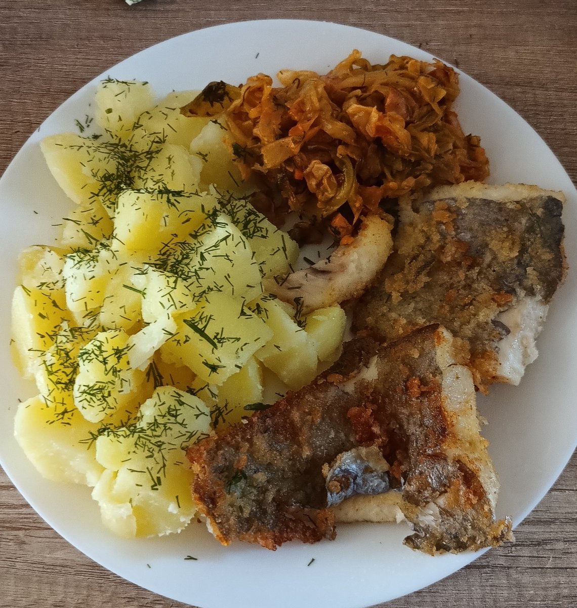 DziadekTuska7's tweet image. Dzie艅 dobry! Jestem tu nowy. 馃榿
M艂ode ziemniaczki z koperkiem, m艂oda kapustka i ryba miruna. Pozdrawiam serdecznie i 偶ycz臋 wszystkim mi艂ego dnia. 馃