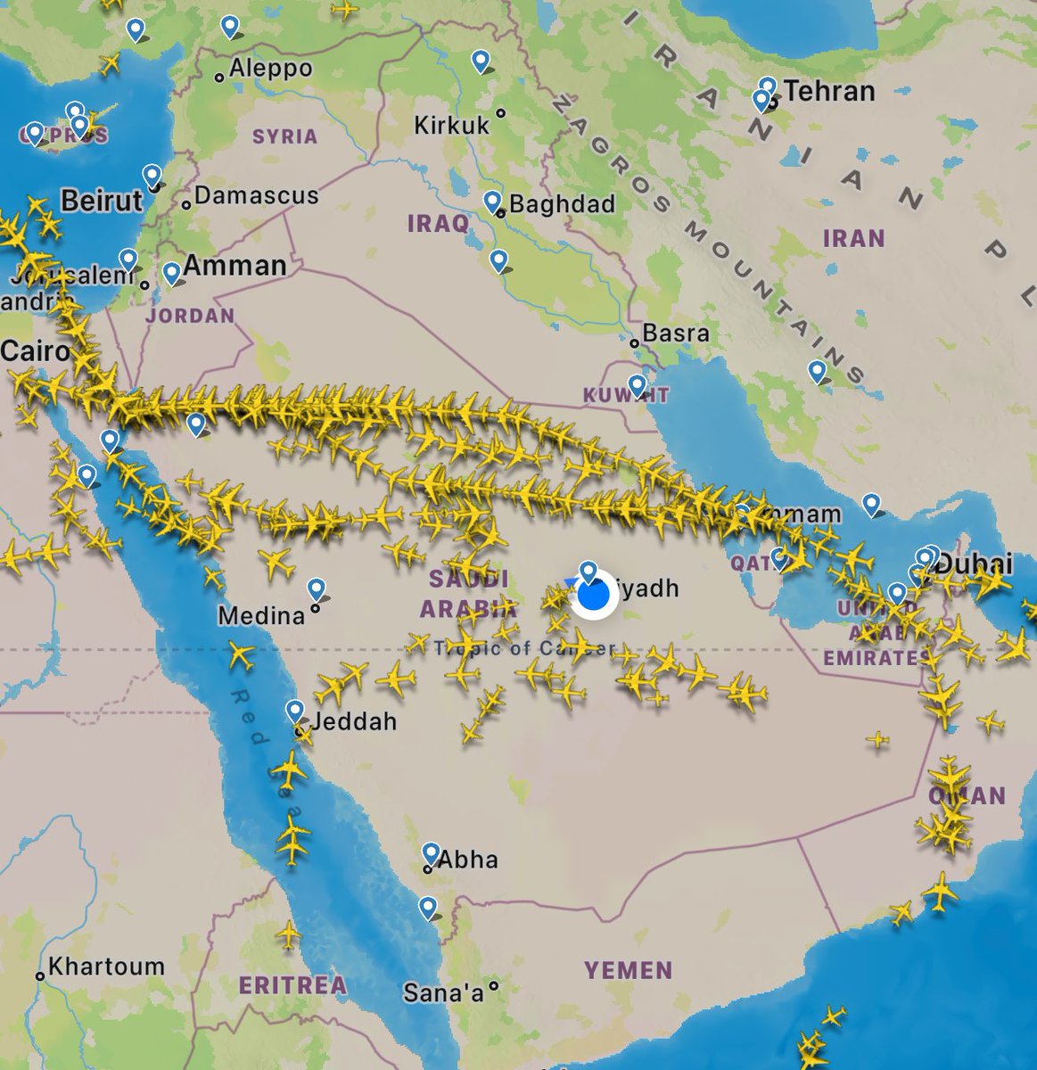 يا عيون الطايرات اللي تسير 
عابرات اجواءنا بأمن وسلام

يهتدي به [ كل ] طيارٍ يطير
من بداية رحلته حتى الختام

#المراقب_الجوي

#الملاحة_الجوية_السعودية 
#المملكة_العربية_السعودية