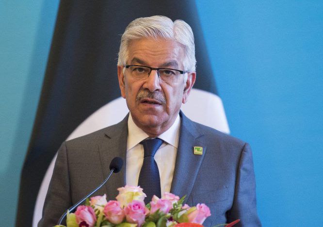 warsurv's tweet image. 🚨🇵🇰 Pakistani Defense Minister Khawaja Asif:

🇮🇱Israel is attacking Yemen, Iran, and Palestine. If the Muslim world doesn’t unite now, we’ll all suffer the same fate.

Pakistan stands with 🇮🇷Iran — silence is no longer an option."

#StandWithIran #IslamicUnity #MiddleEastCrisis