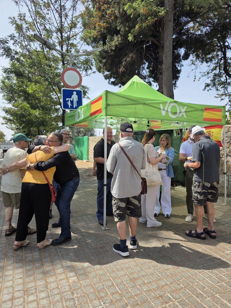 voxpremiamar's tweet photo. Gran éxito en la carpa realizada en Premià de Mar. 

Los vecinos están cansados de la inseguridad, de la pérdida de identidad, de la degradación de los barrios, pero sobretodo de los contenedores digitales, una medida impositiva y de control a nuestros vecinos. https://t.co/K71xfS7Cru