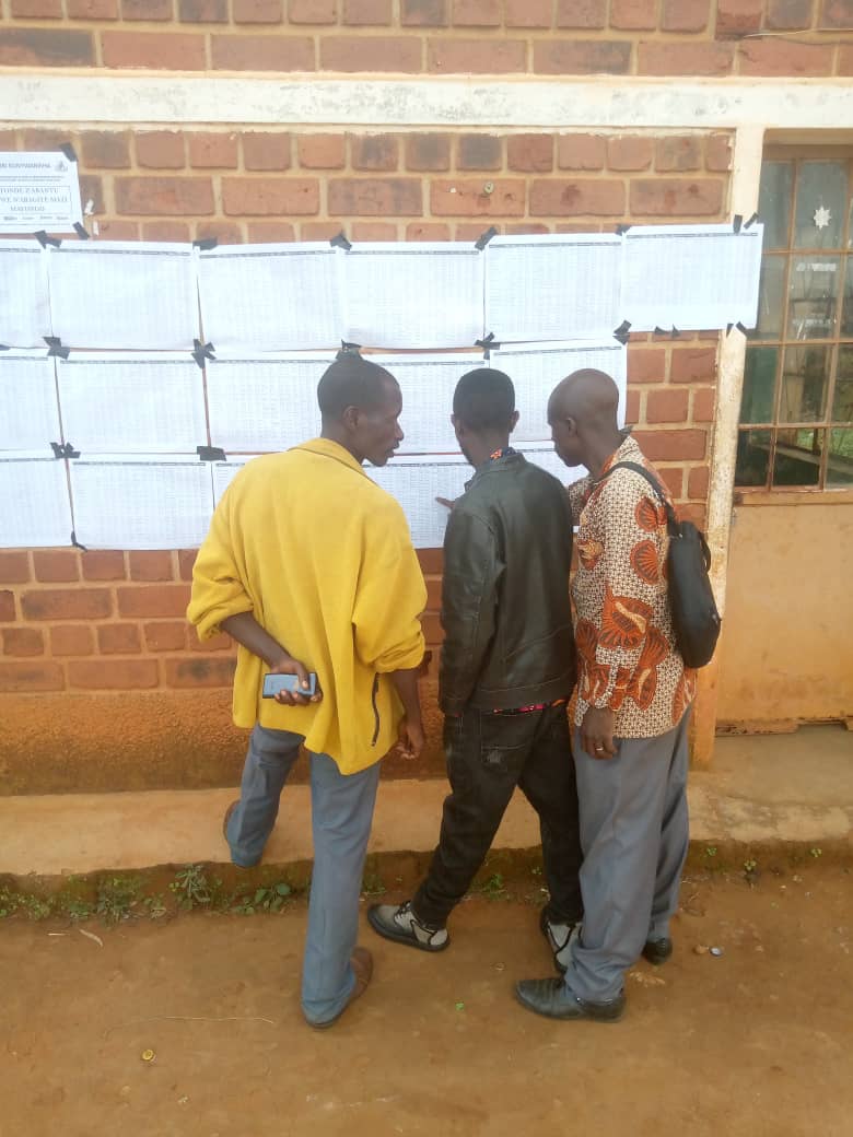 CVR BURUNDI (@cvr_burundi) on Twitter photo #Rusansuma
Ajejwe intwaro eka n'abaserukira umugwi <a href="/CVR_Burundi/">CVR BURUNDI</a> baheruka gushirwa muri izo ntara bariko barafasha kumanika intonde z'ivyavuye muri rusansuma. Ico gikorwa kikaba citabiriwe n'abenegihugu baje gusuzuma ibiri ku ntonde <a href="/CMusigati/">Commune musigati</a> <a href="/Province_Bururi/">Province BURURI</a> #Rusansuma
Ajejwe intwaro eka n'abaserukira umugwi <a href="/CVR_Burundi/">CVR BURUNDI</a> baheruka gushirwa muri izo ntara bariko barafasha kumanika intonde z'ivyavuye muri rusansuma. Ico gikorwa kikaba citabiriwe n'abenegihugu baje gusuzuma ibiri ku ntonde <a href="/CMusigati/">Commune musigati</a> <a href="/Province_Bururi/">Province BURURI</a>