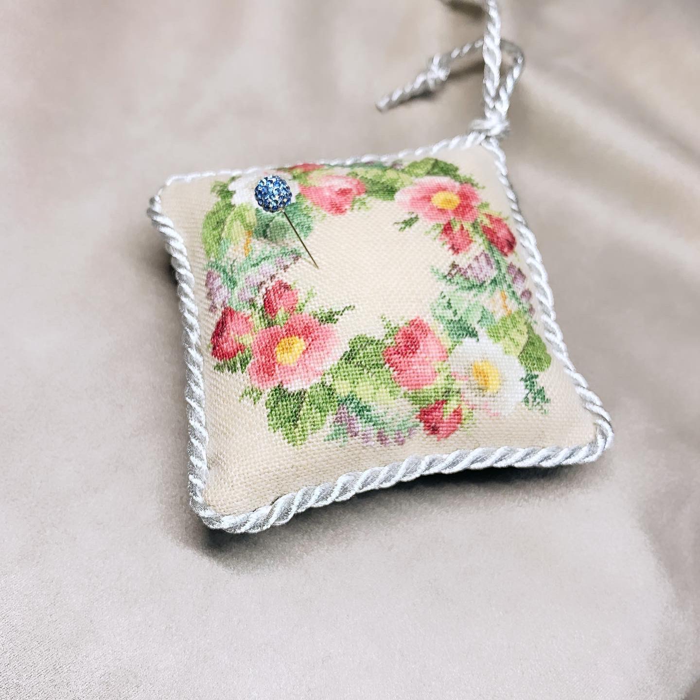 LUXURY NEEDLEPOINT FROM LONDON 刺繍 テーブル LUXURY NEEDLEPOINT FROM LONDON 刺繍 テーブル