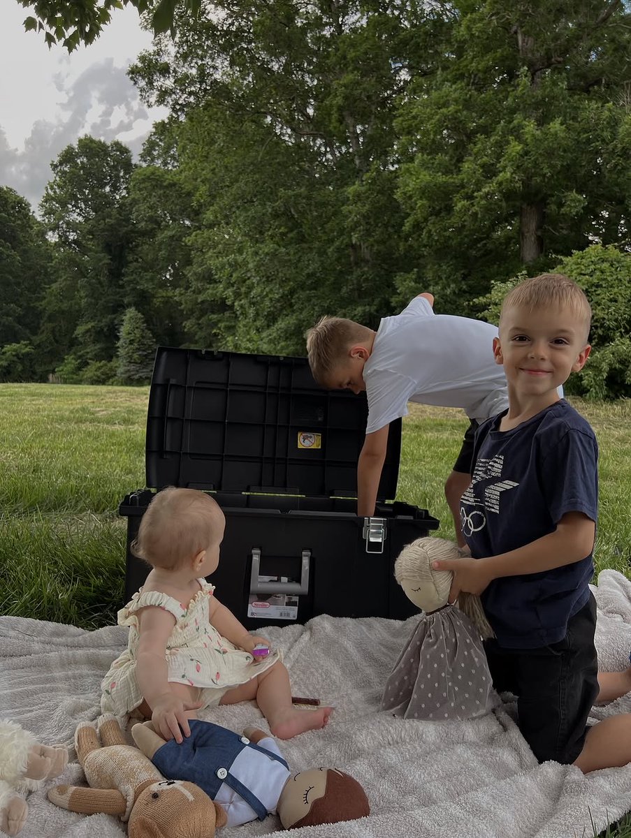 Sterilite_Corp's tweet image. Our Footlocker is your ideal summer storage solution!🌞  With ample storage room, pack up your summer favs with ease!🏖️  Ergonomic handles allow for easy transporting, and wheels make it even easier to relocate! #Footlocker #SummerEssentials #Sterilite