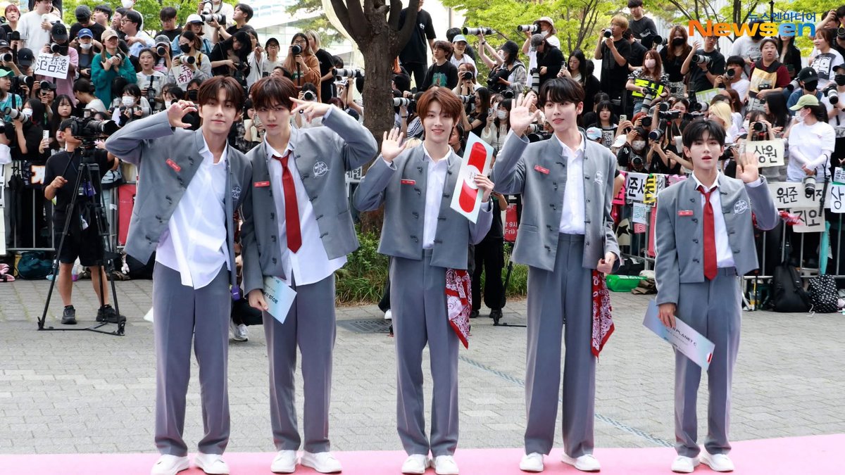 solaryichen's tweet image. me when i stand next to my friends who are younger than me