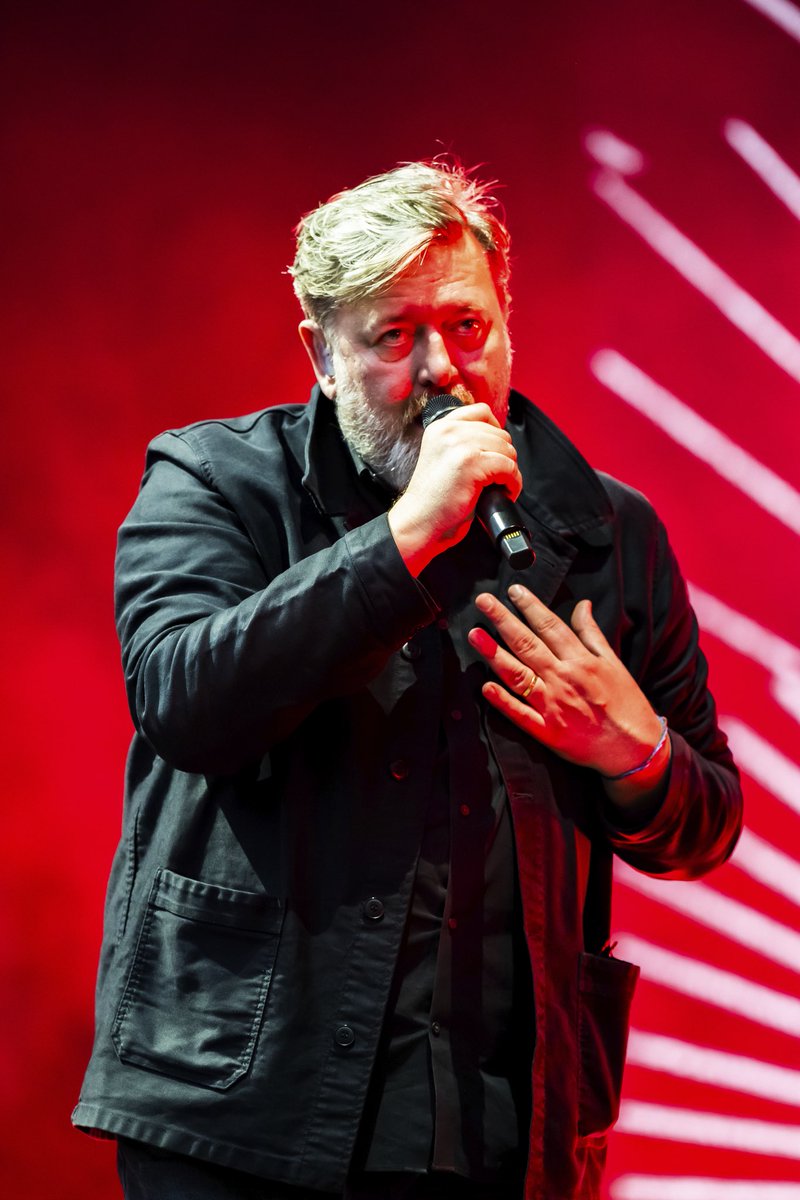 One day like this- Elbow 🙌🏻🏰
Not even the rain - which arrived midway through the set - could spoil the occasion as Elbow put on a show along with The Coral and Billie Marten at Cardiff Castle