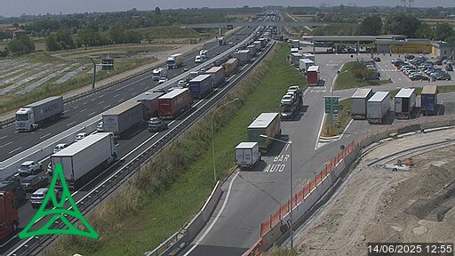 Emergenza24's tweet photo. ADESSO [14.06-13:00] #autostrada #A4 #Venezia #Trieste 
#code per lavori tra #SanStino di #Livenza e #Latisana
#code per #incidente tra San Giorgio di Nogaro e Latisana in direzione Venezia - Provenendo da Trieste se code in aumento prima uscita disponibile è #Porpetto.
La viabilità ordinaria risulta in fase di compromissione
#traffico