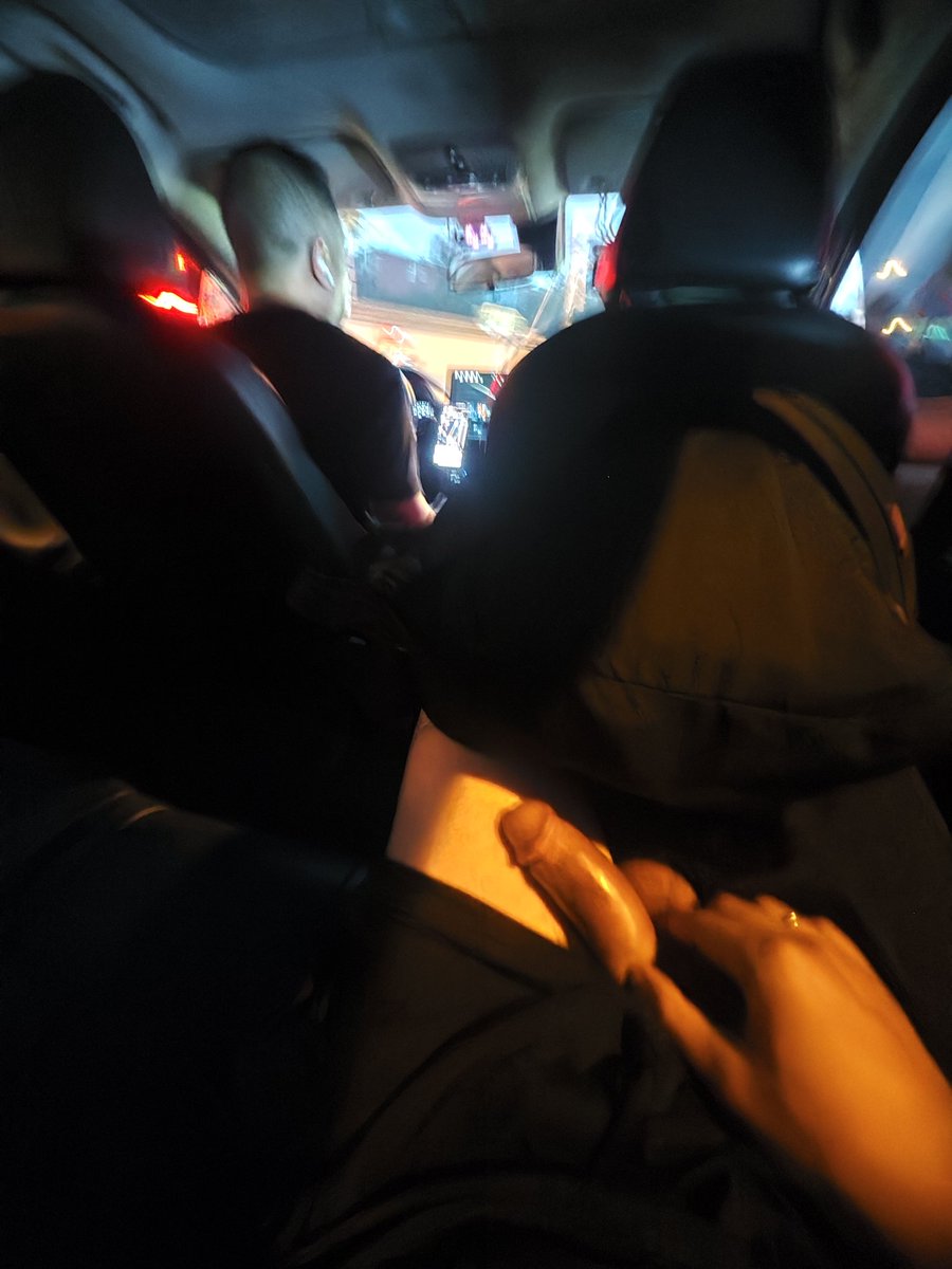 出租车上遛个鸟，刚掏出来还没硬，太暗了实在拍不出来，挡风玻璃上有摄像头不敢太高调😱