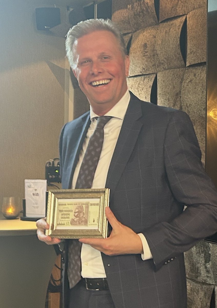VVD Westland (@vvdwestland) on Twitter photo Bij het afscheid van <a href="/ArneWeverling/">Arne Weverling</a> als
voorzitter maakte <a href="/beursanalist/">Corné van Zeijl</a> zijn voorganger rijk. Hij kreeg miljoenen… Zimbabwaanse dollars! 💵 Bij het afscheid van <a href="/ArneWeverling/">Arne Weverling</a> als
voorzitter maakte <a href="/beursanalist/">Corné van Zeijl</a> zijn voorganger rijk. Hij kreeg miljoenen… Zimbabwaanse dollars! 💵