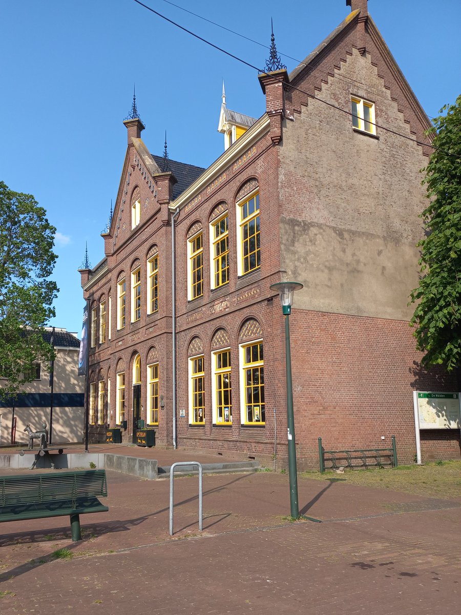 Goedemiddag, iedereen een hele mooie zonnige zaterdag gewenst. Geniet van het mooie weer en al het goede dat deze dag je biedt.
Op de foto de oude school, nu museum Opsterland.