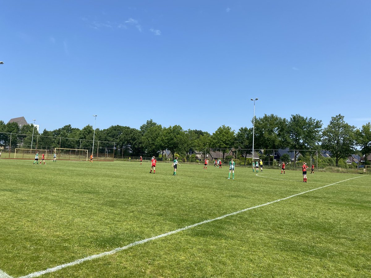 Final league Mo 13, 15 en 17 bij Achilles , het is warm , ideaal toernooi weer