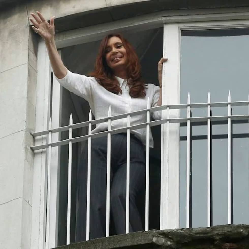 Cristina baila. Está condenada, perseguida, humillada… y baila. Y los medios no lo soportan. ¿Qué quieren? ¿Que se tire al piso y pida perdón por existir?
¿Qué le van a pedir ahora a la Justicia? 
¡Prohibición de perreo en prisión domiciliaria!
¡Tobillera con sensor de ritmo!