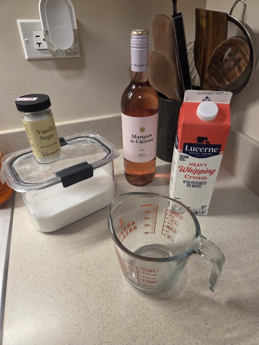 Chlorruption's tweet photo. Homemade rosé ice cream https://t.co/69NhOtNy8n