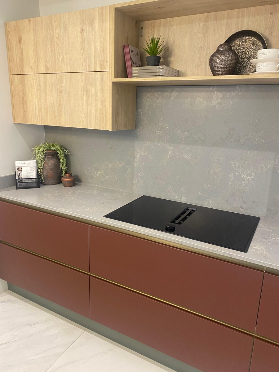 CRL Quartz Mercurio looks stunning in the Stone &amp; Earth showroom 😍 

#GreyQuartz #GreyInteriors #QuartzWorktops