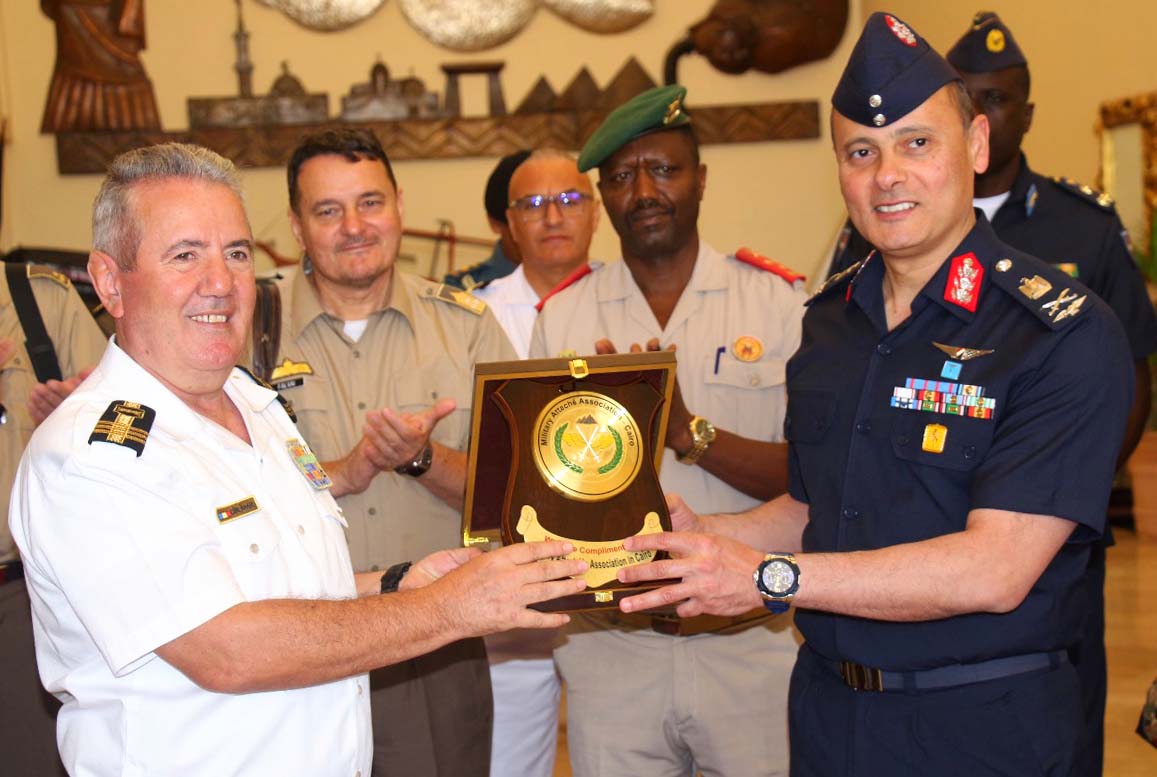 #المتحدث_العسكرى : القوات المسلحة تنظم زيارة للملحقين العسكريين العرب والأجانب المعتمدين بجمهورية مصر العربية إلى عدد من المنشآت العسكرية ...

إنستجرام :
instagram.com/egy_army_spox/
ثريدز :
threads.net/@egy_army_spox