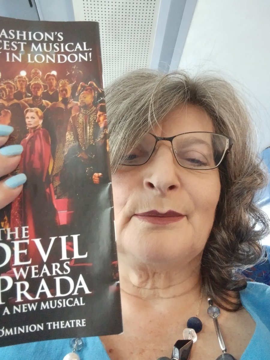 Out for a treat #TheDevilWearsPrada
(Matinees for musicals always feels a little bit naughty to me, like drinking cocktails before lunch.....) 
👠♥️💄🎀👠♥️💄🎀
