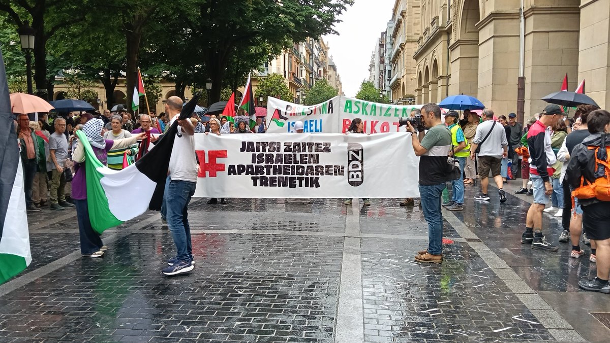 ESKsindikatua's tweet photo. Gaur jendetza bildu da #Donostia n #CAF Euskal multinazionalari #Israel estatu genozidarekin duen lankidetza eteteko eskatu diogu.

#IsraelBoikot
#IsraelhiltzaileCAFlaguntzaile
#CAFbajatedeltrendelapartheid https://t.co/rRfn5T3BBJ