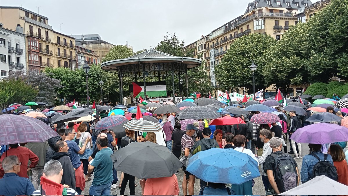 ESKsindikatua's tweet photo. Gaur jendetza bildu da #Donostia n #CAF Euskal multinazionalari #Israel estatu genozidarekin duen lankidetza eteteko eskatu diogu.

#IsraelBoikot
#IsraelhiltzaileCAFlaguntzaile
#CAFbajatedeltrendelapartheid https://t.co/rRfn5T3BBJ