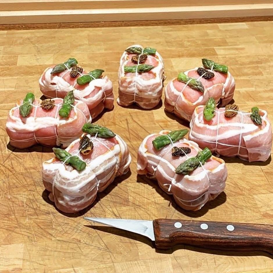 Parce que la saison est toujours d’actualité ! Morilles asperges dans paupiettes, déguster !
Un peu de comté fondant à souhait, pour régalades à volonté !
#paupiette #asperge #morilles #comté #veau #ideerecette #recipe #ideas #meat #madeinfrance #france #artisanat #artisan