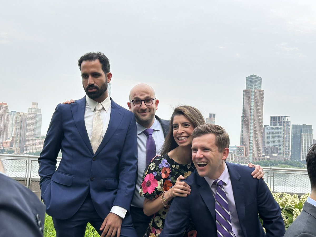 ari_bernstein's tweet image. Residency @NYUUrology ✅. 5 long years and incredible friendships along the way. This time next week we are Midwest-bound. @MayoUrology here we come!