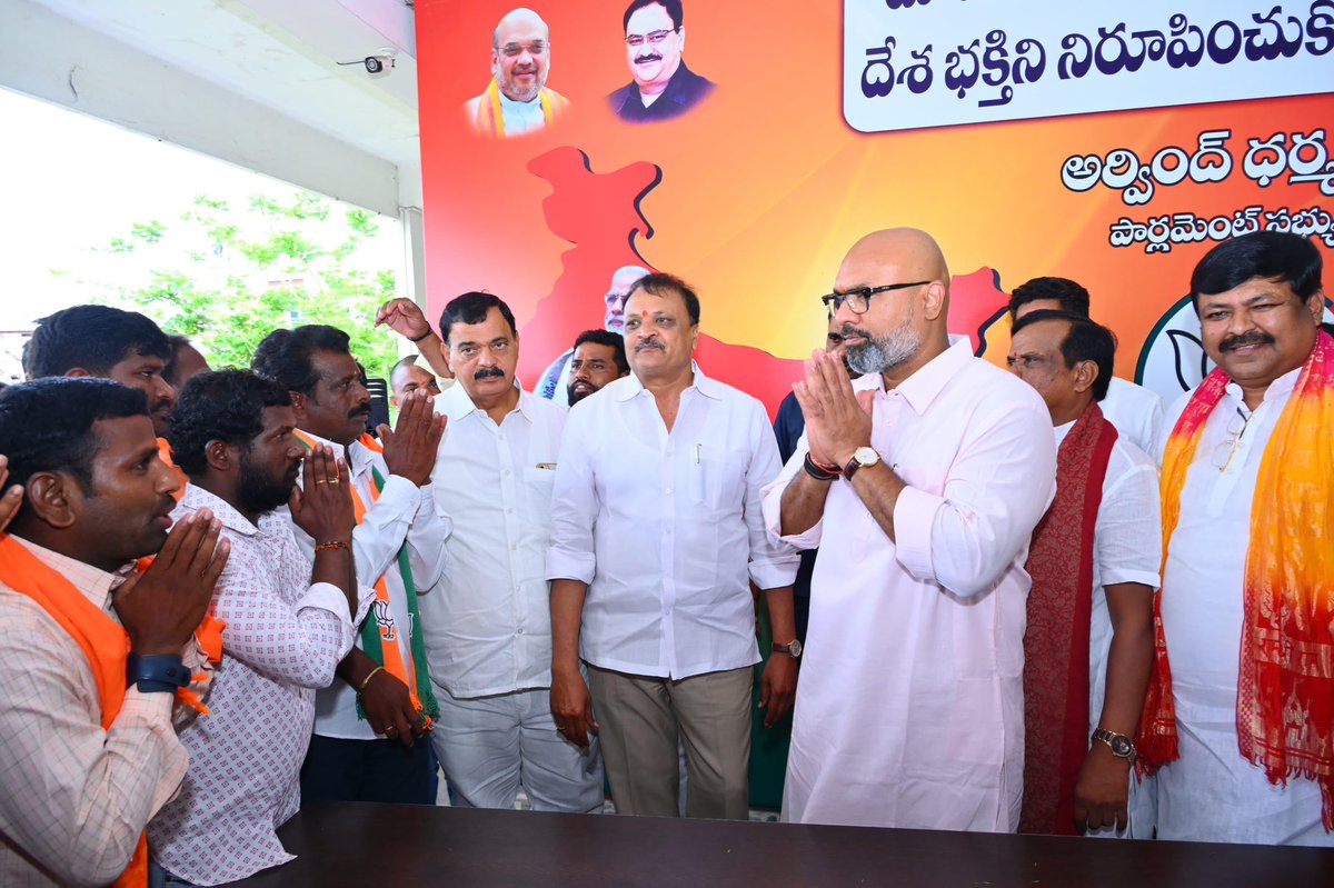బోధన్ నియోజకవర్గం నవీపేట మండలానికి కాంగ్రెస్ మరియు బీఆర్ఎస్ పార్టీకి చెందిన పలువురు నాయకులు, కార్యకర్తలు భారతీయ జనతా పార్టీలో చేరడం జరిగింది. వారికి పార్టీ కండువ కప్పి పార్టీలోకి ఆహ్వానించాను.

Several leaders and party workers from the Congress and BRS parties in Navipet Mandal