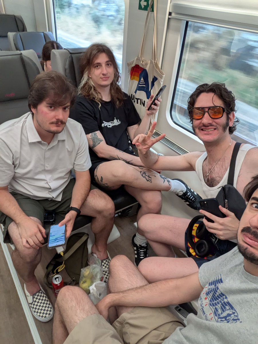 Nuestro primer viaje en tren úwù 👉👈

Cádiz nos vemos a las 19:30 🐒